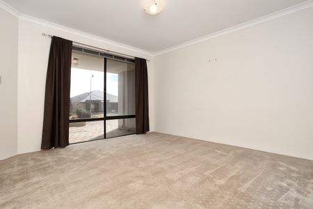 SPACIOUS FAMILY HOME! - Photo 2