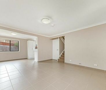 Two Storey Town House 600m to Merrylands High School, 700m to T-Way - Photo 5