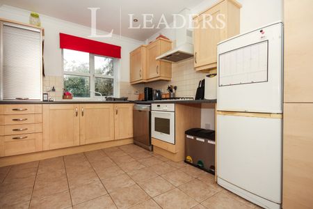 3 bedroom house to rent Sir Toby Belch Drive, Warwick, CV34 - Photo 2