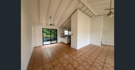 4 Bedroom with pool in fantastic location - Photo 2