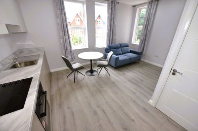 2 bedroom Flat in Cardigan Road, Leeds - Photo 3