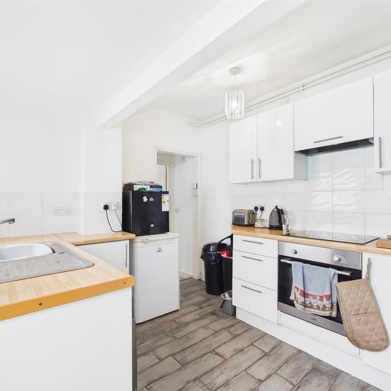 2 bedroom end of terrace house to rent - Photo 1