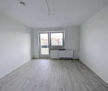 Sanierte 3-Raum-Wohnung mit Badewanne und Balkonkraftwerk - Foto 1