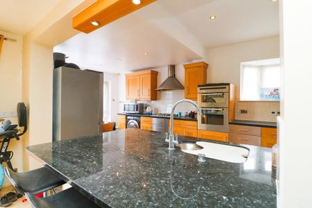 4 bedroom semi-detached house to rent - Photo 4