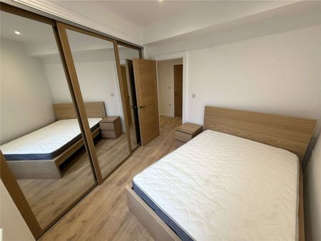 A newly converted 2 bedroom apartment to rent at Market Place in the heart of Reading's town centre. Having been superbly converted, offering a very high standard of presentation throughout. - Photo 3