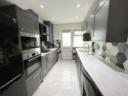 2 bedroom mews to rent - Photo 4