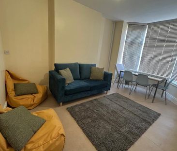 4 bedroom flat to rent - Photo 1