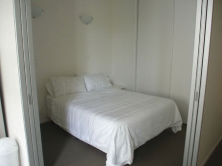 HEART OF THE CITY - SPACIOUS 1 BEDROOM FURNISHED - Photo 3