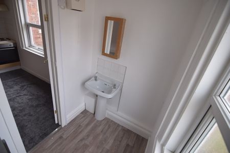 To Let 1 Bed Flat - Photo 5