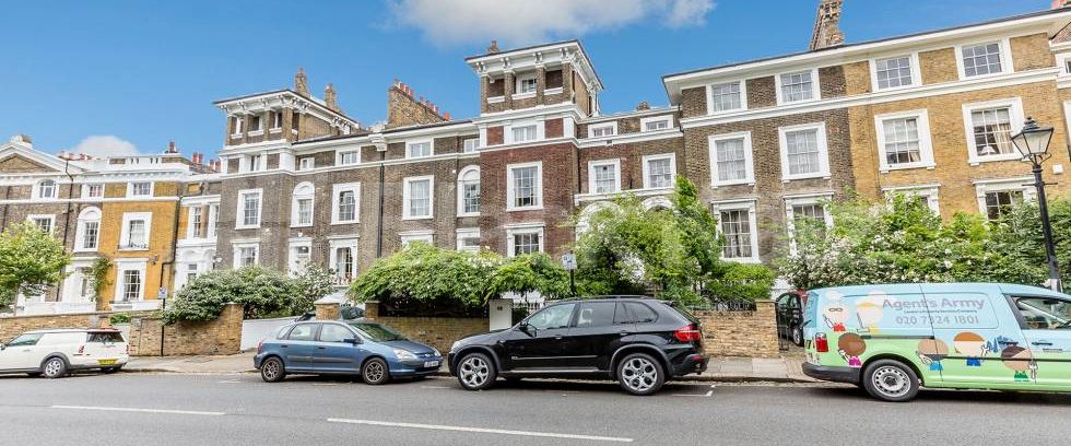 Super one bed located within a stones throw to Regents Park - Photo 1