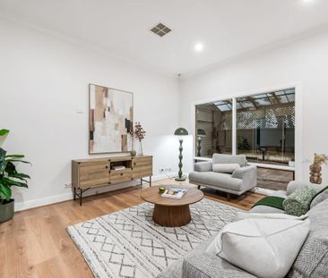 Stunning Renovated Bungalow in Prime Burnside Location - Photo 5