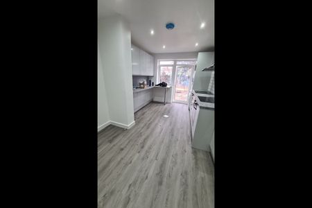 Room in a Shared House, Merlins Avenue, HA2 - Photo 3