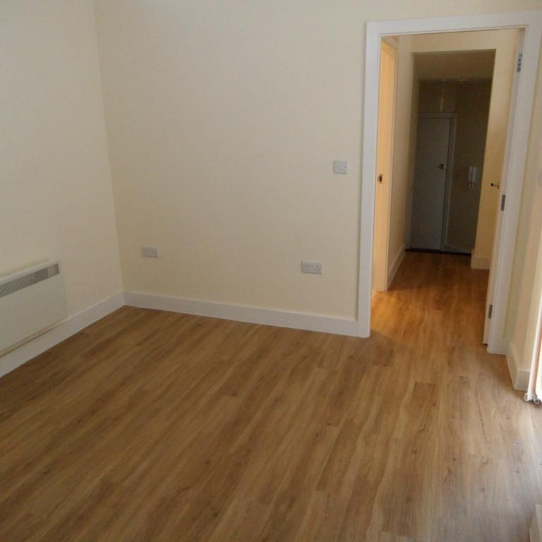 2 bedroom ground floor flat to rent - Photo 1