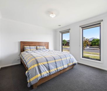 FAMILY HOME IN YORKDALE ESTATE WITH SIDE ACCESS - Photo 5