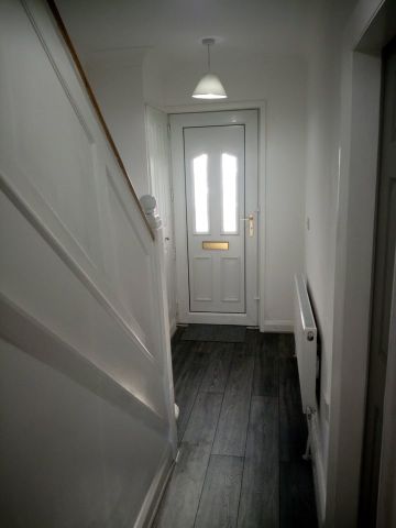 3 Bed Semi-Detached House, Calverley Garth, LS13 - Photo 2