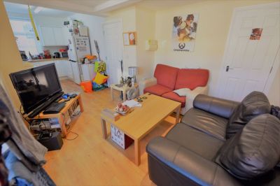 2 bedroom Flat in Flat 2, Leeds - Photo 3