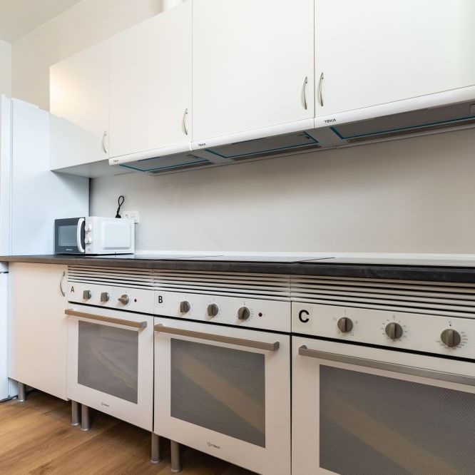 Luminous room with private bathroom in Cuatro Caminos - Photo 1