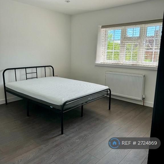 1 bedroom in a flat share to rent - Photo 1