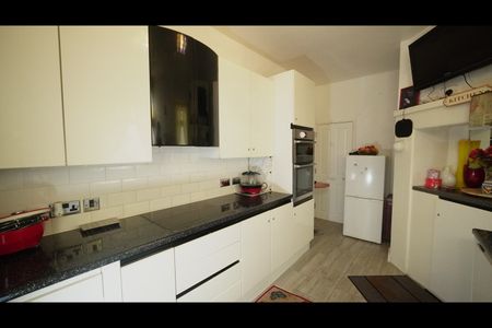 Room in a Shared House, Galpins Road, CR7 - Photo 3