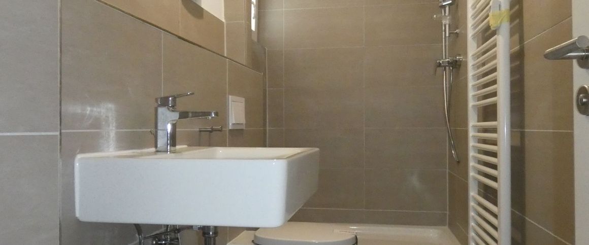 Erstbezug nach Sanierung! 2-Zimmer-Erdgeschoss-Whg. mit Balkon! - Foto 1