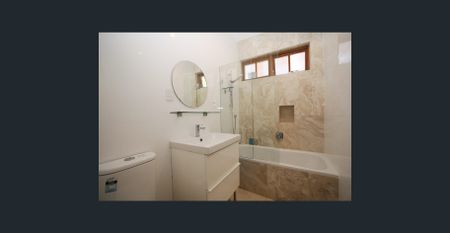 Modern 2 Bedroom Art Deco Garden Apartment Near Beach - Photo 4