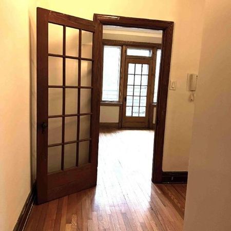 PRES DU METRO SNOWDON 2 CHAMBRES FERMEES- RENOVE - Photo 4