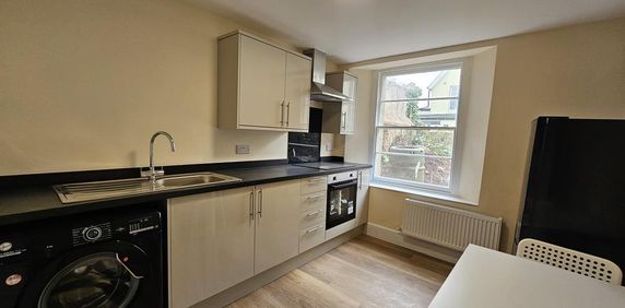 1 bedroom in a house share to rent - Photo 2