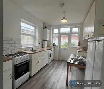 4 bedroom end of terrace house to rent - Photo 6