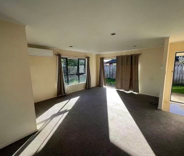 Charming 4 Bedroom Family Home in Flat Bush - Photo 5