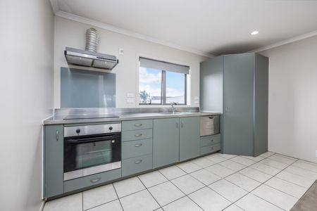 Beautiful Townhouse in Papatoetoe - Photo 4