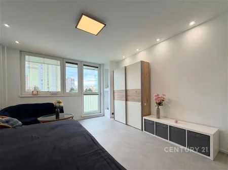 Moderně zařízený a světlý byt 2+kk s lodžií v klidné části Prahy 17 Řepy - Photo 2