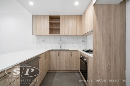 Luxury One Bedroom Apartment - Photo 2