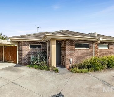 Spotless modren unit with great courtyard - Photo 3