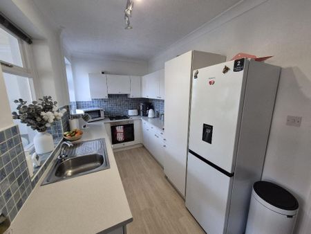 2 bedroom end of terrace house to rent - Photo 2