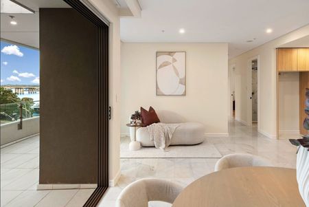 Glamorous Brand New Apartment With Water Views - Photo 2