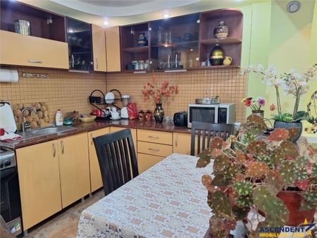 Casa Bartolomeu, pe doua nivele, stil deosebit, curte comuna - Fotografie 4