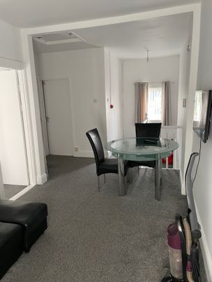 This Victorian townhouse is just a 2 minute walk to Singleton Park Flat 3 - Photo 1