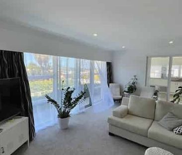 Newly renovated two bedroom home with sea views in Milford! - Photo 2