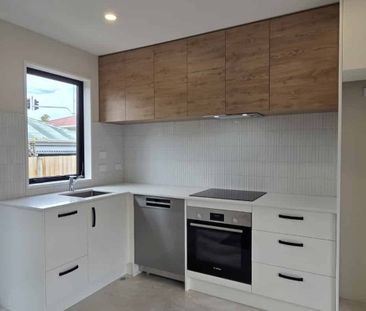 Stylish, Superior Build Townhouse – Walk to Barrington Mall - Photo 2