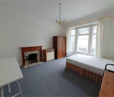 3 bedroom flat to rent - Photo 4