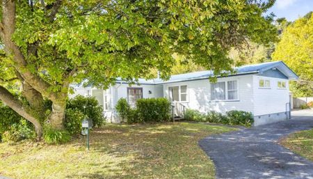 Charming 3BR Family Home in Te Marua - Photo 2