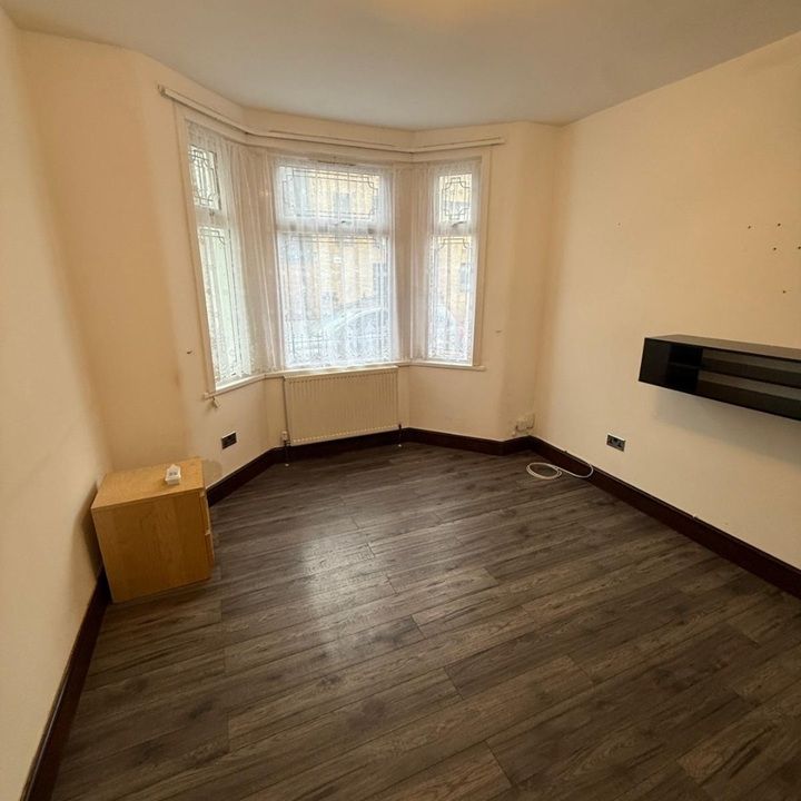 4 Bed Detached House, Fifth Avenue, E12 - Photo 1