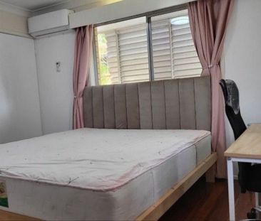 Furnished/Bill Incl 4 Bedroom Upper Flat - Photo 1