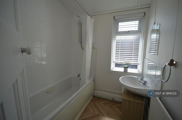 3 bedroom flat to rent - Photo 1
