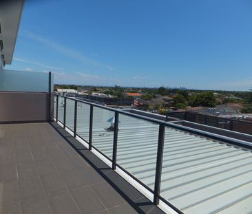 SUNNY ONE BEDROOM APARTMENT IN GREAT LOCATION - Photo 4