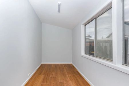 24 Gladstone Road, - Photo 3
