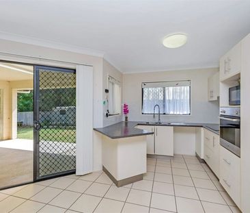 LARGE 4 BEDROOM 2 BATHROOM FAMILY HOME - Photo 1