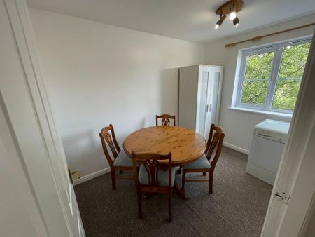 2 bedroom flat to rent - Photo 2