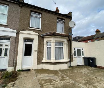 4 bedroom terraced house to rent - Photo 6