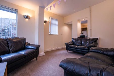 Wonderful six bedroom house with original features and modern updates - Photo 2